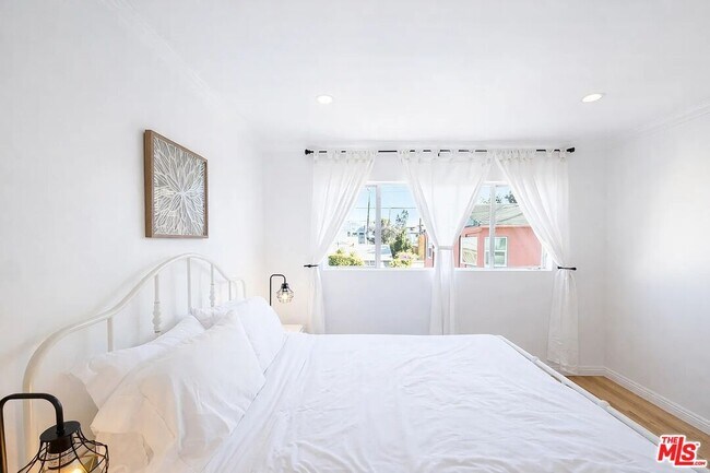 Building Photo - 1033 20th St