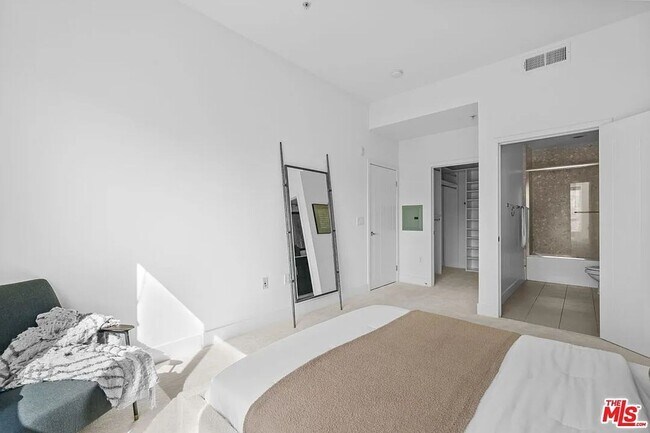 Building Photo - Beautiful Playa Vista Home With In Unit La...
