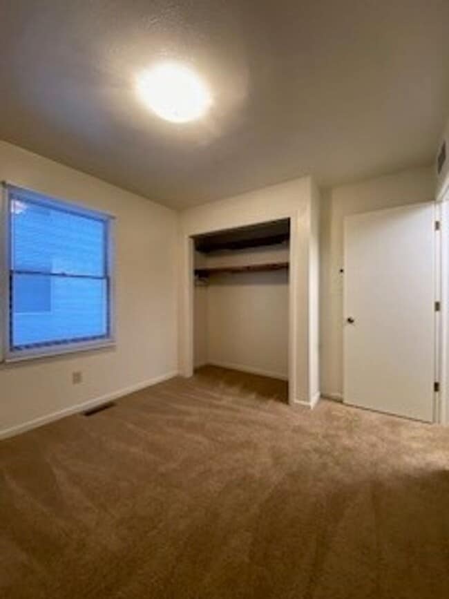 Building Photo - 124 S Silverwood Ln