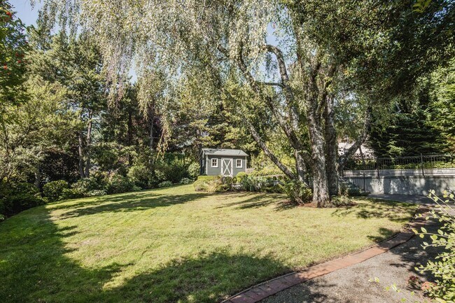 Building Photo - 4527 SW 29th Ave