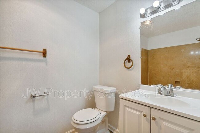 Building Photo - 904 Monterey Ct W