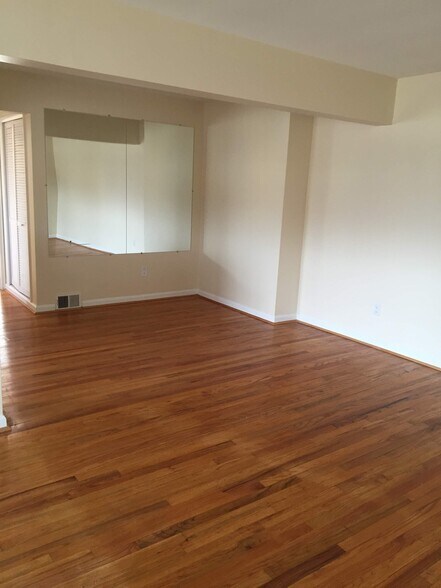 Dining room - 25863 Woodward Ave