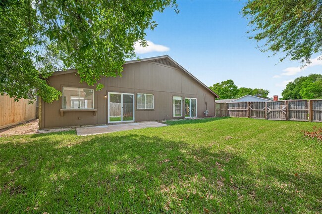 Building Photo - 15903 Hickory Knoll Dr
