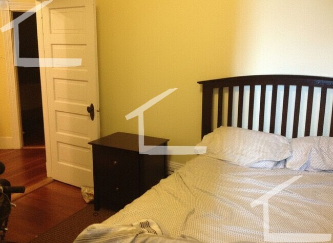 Building Photo - Charming 5 Bedroom-No Broker Fee