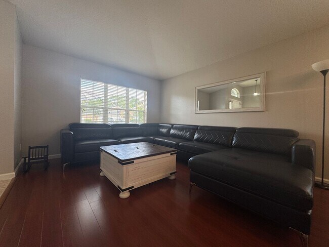 Building Photo - 4/2 in Gated Community near Tuskawilla Rd ~ Tile and Laminate Floors ~ Screened Patio ~  Communit...