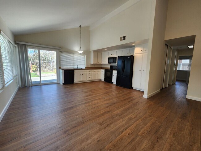 Building Photo - 10930 Red Rock Dr