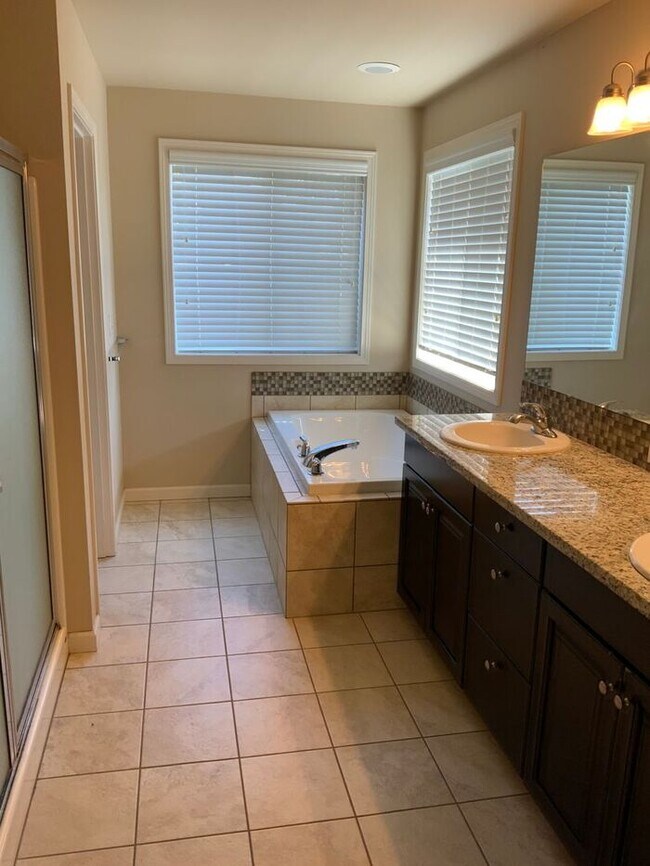 Building Photo - AVAILABLE NOW!! Puyallup 4bdr 2.5bath home...