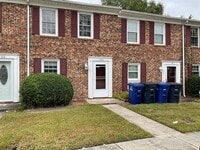 Building Photo - Charming 2 bedroom 1.5 bath town home loca...