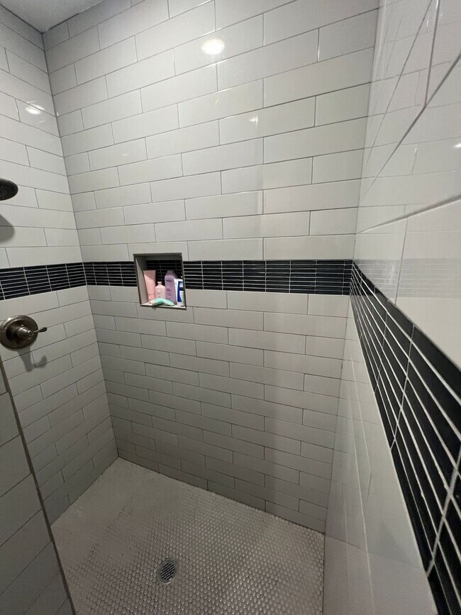 Building Photo - Pre Leasing for fall 2026! 3/2 in Medical District