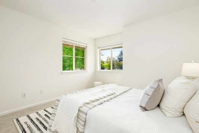 Building Photo - Must-see property that still feels brand new