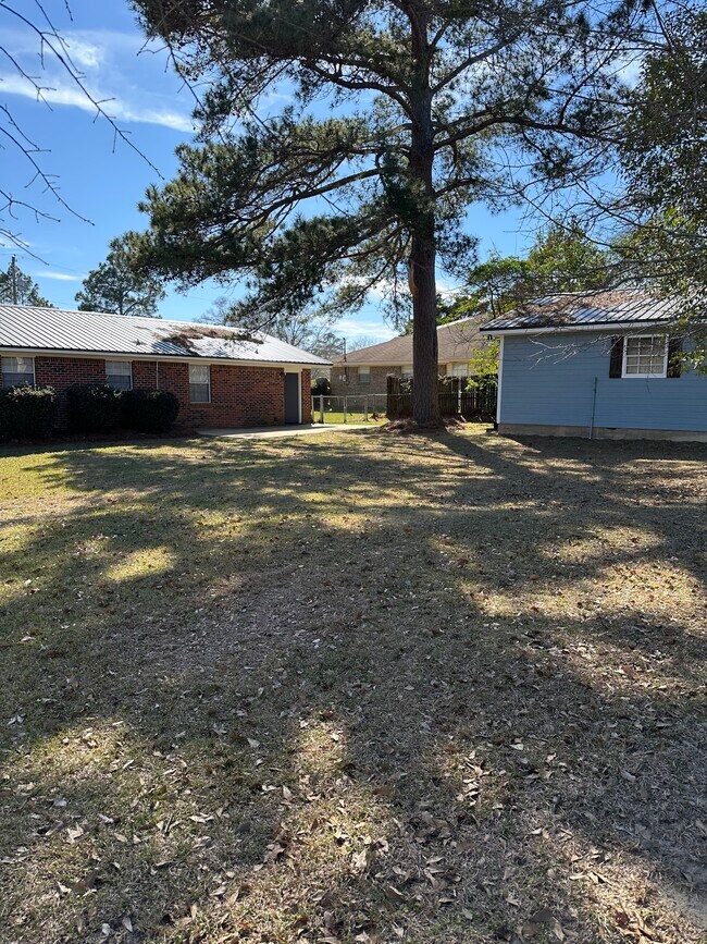 Building Photo - 2211 Shannondoah Dr