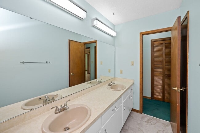 Building Photo - 18050 Steele Dr