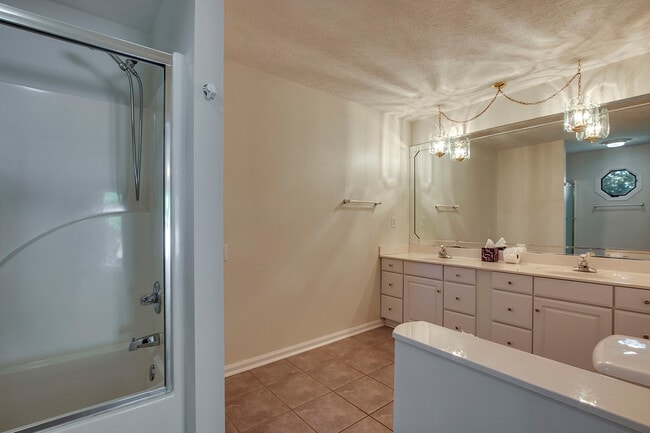 Building Photo - 201 Seminole Cir