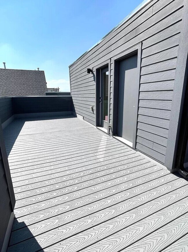 Building Photo - 2 Bedroom 2 Full Bathrooms and 2 Half Bath...