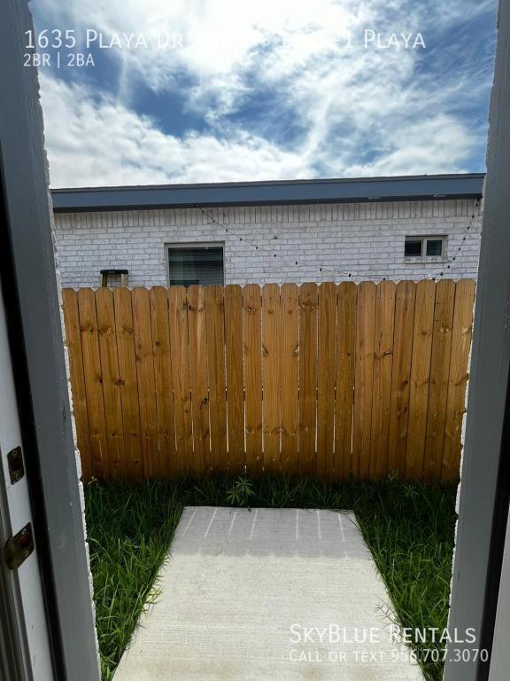 Building Photo - 1635 Playa Dr