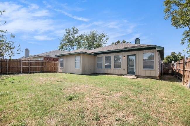 Building Photo - This charming 3-bedroom, 2-bath home in de...