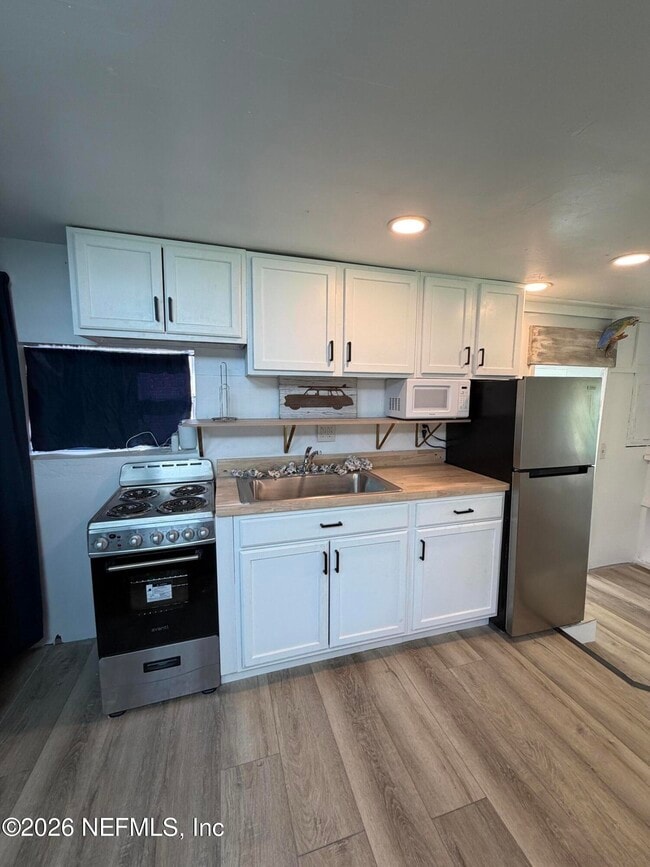 Building Photo - 420 9th St S