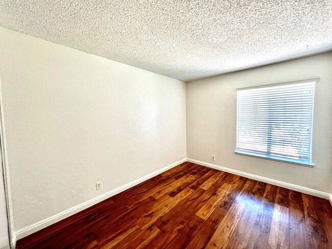 Building Photo - Beautiful 4 Bedroom Single Family Home for...