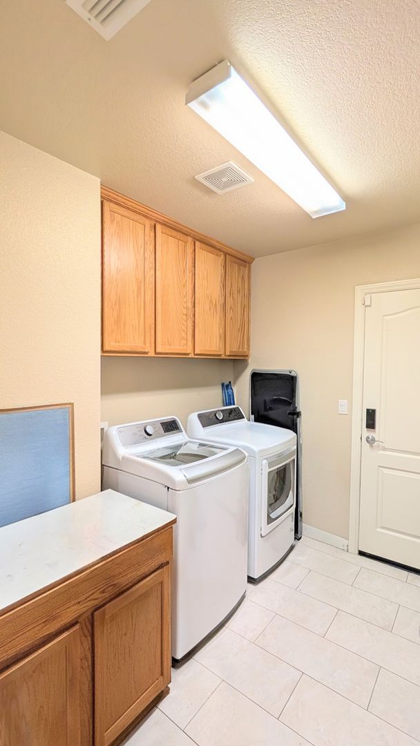 Building Photo - Beautiful Executive Rental in West Sacramento!