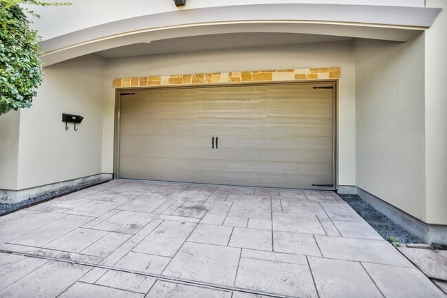 Building Photo - 2101 Elmen St