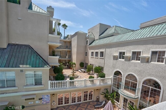 Building Photo - 930 N Doheny Dr