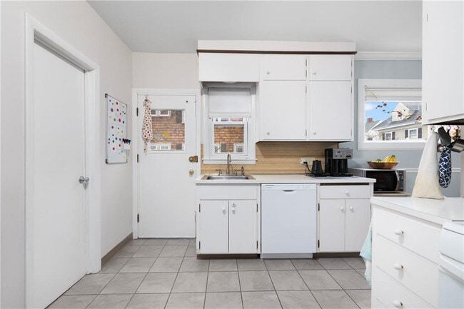 Building Photo - 422 Wayland Ave