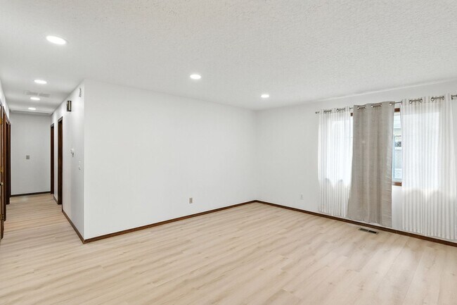 Building Photo - Refreshed 3 Bedroom Ranch In NE Portland