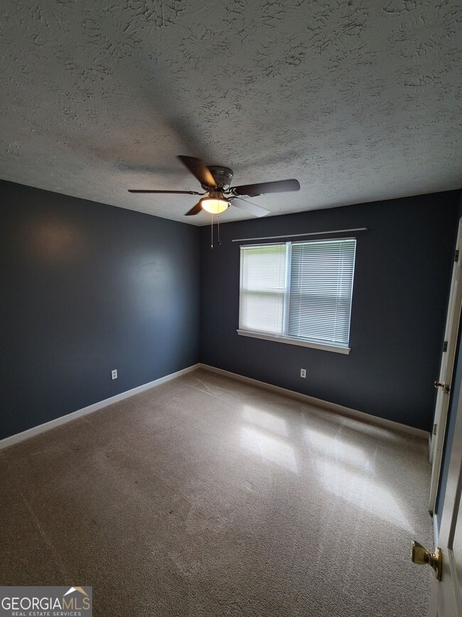 Building Photo - 216 Valley View