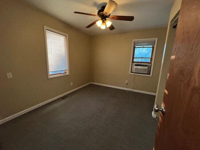 Building Photo - SHORT TERM RENTAL: Spacious 5+ Bedroom Home on the Hill! Available Now-July 24th 2026.