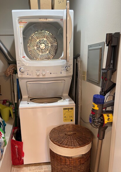 In-unit washer/dryer - 820 Sea Spray Ln