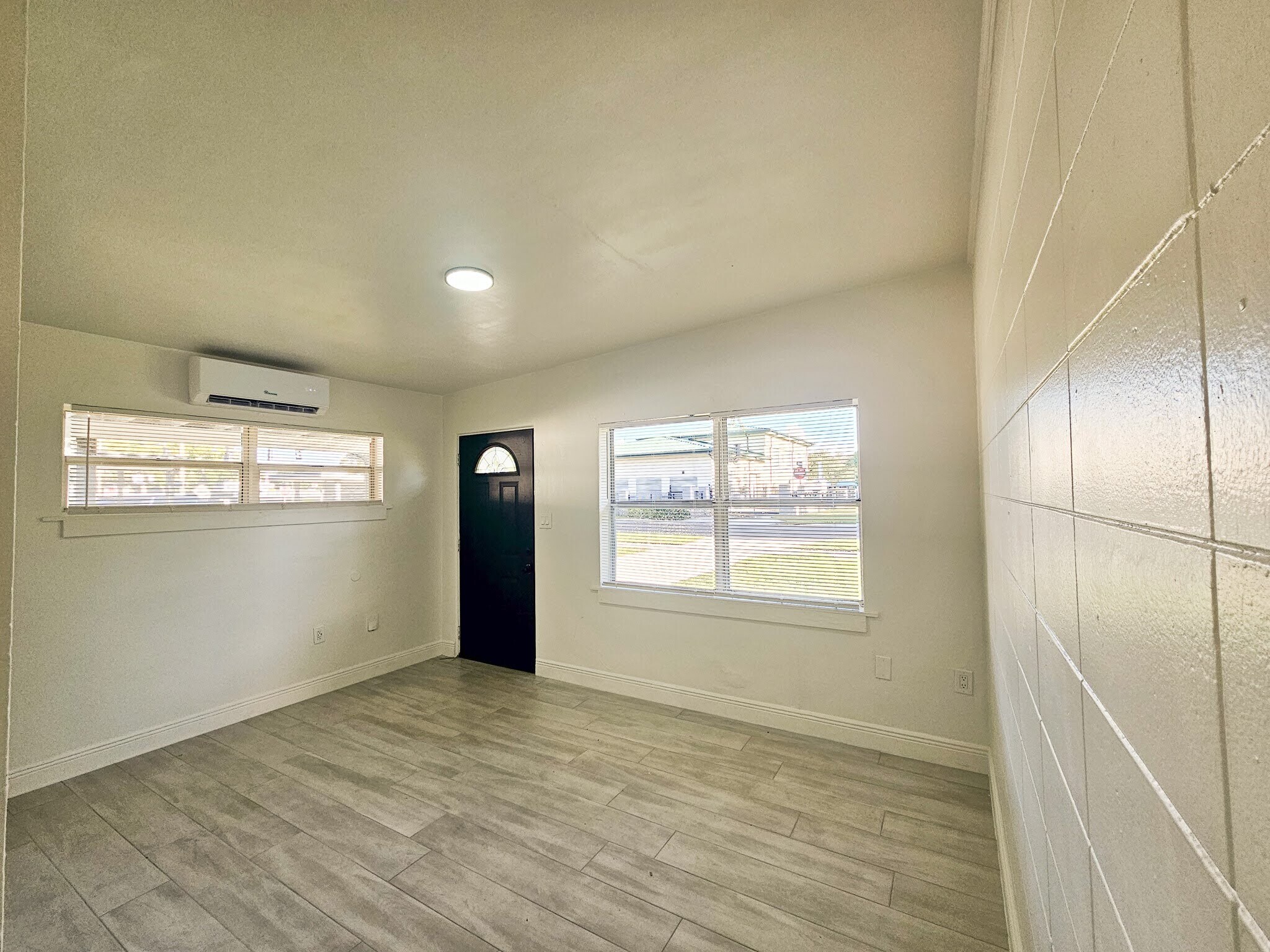 Living Room - 1105 E South St