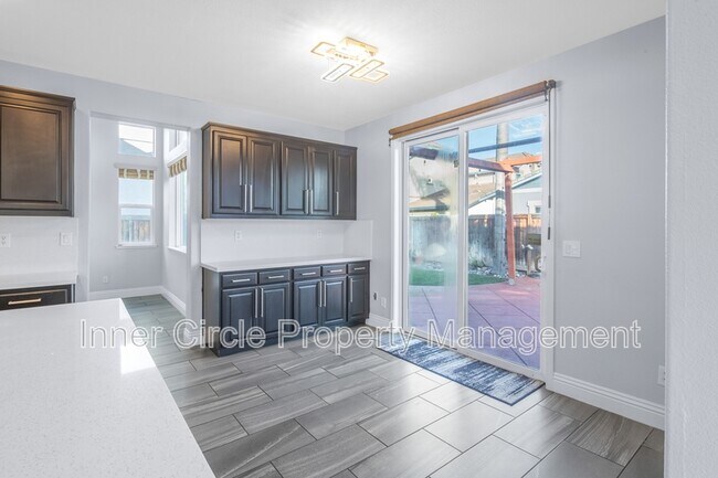 Building Photo - 812 Shasta Daisy Dr