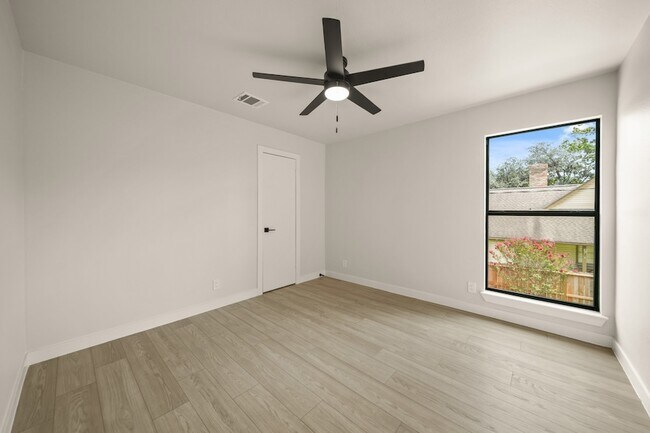 Building Photo - 3010 Manila Ln