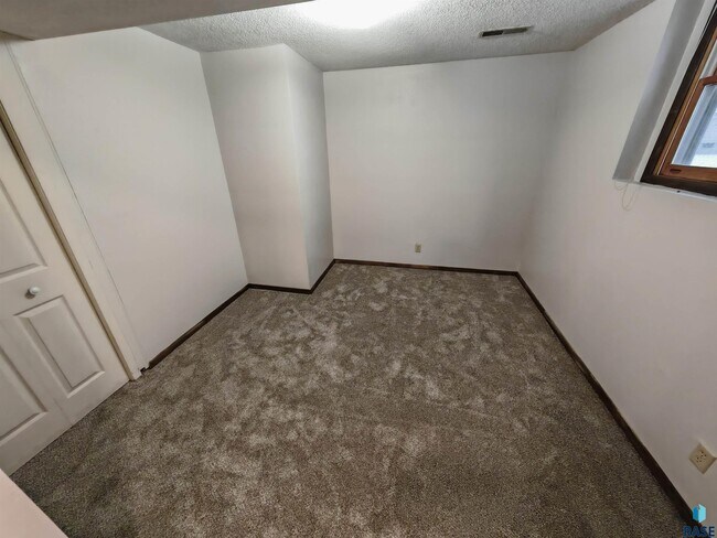 Building Photo - 4504 S Cliff Ave