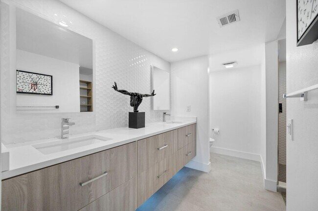 Building Photo - 511 Bayshore Dr