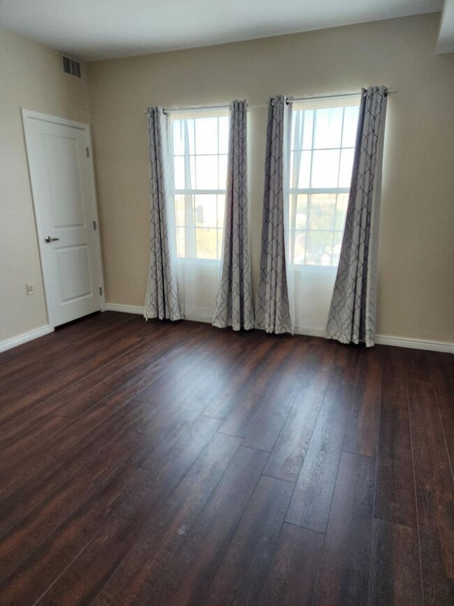 Building Photo - $1000 off Frist Months Rent! Beautiful 1 b...