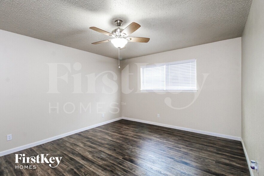 Building Photo - 2509 E Williamsburg Manor