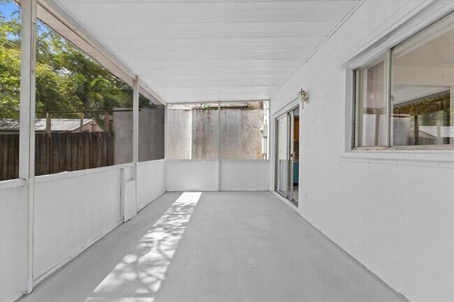 Building Photo - 5410 SW 43rd Terrace