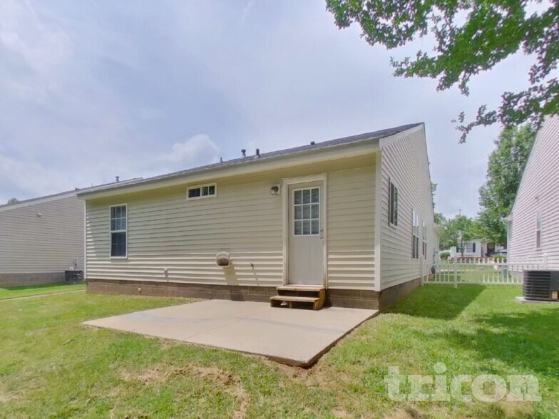 Building Photo - 3033 Salmon River Dr