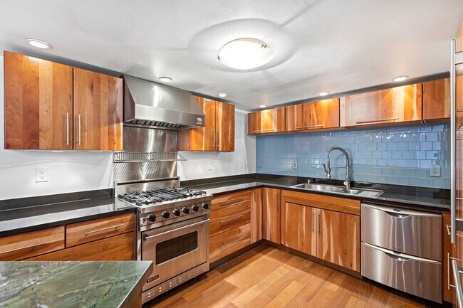 Building Photo - 299 Pavonia Ave