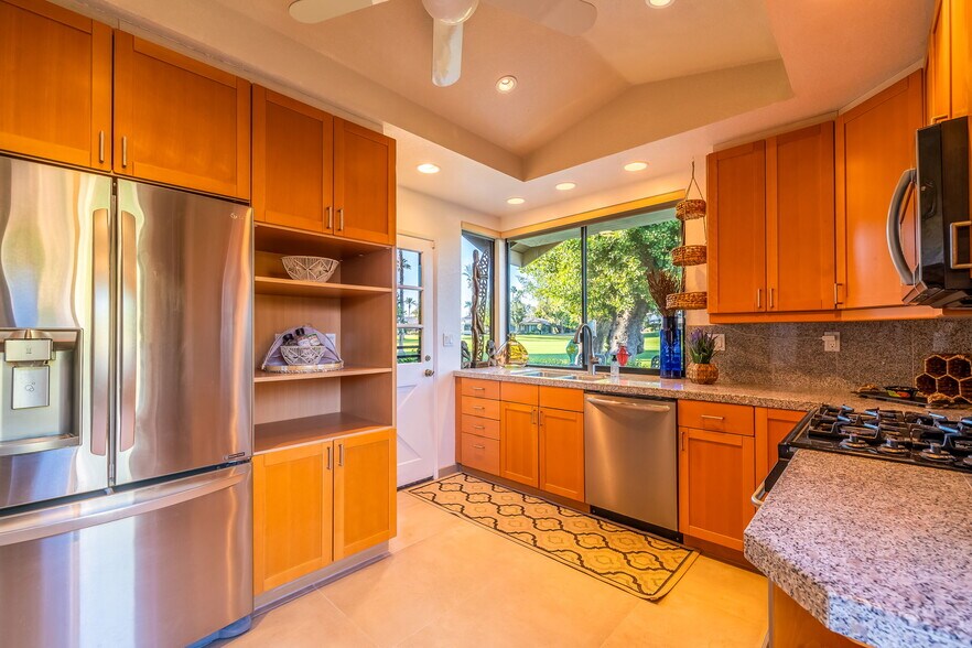 FULLY EQUIPPED KITCHEN - 334 S Sierra Madre