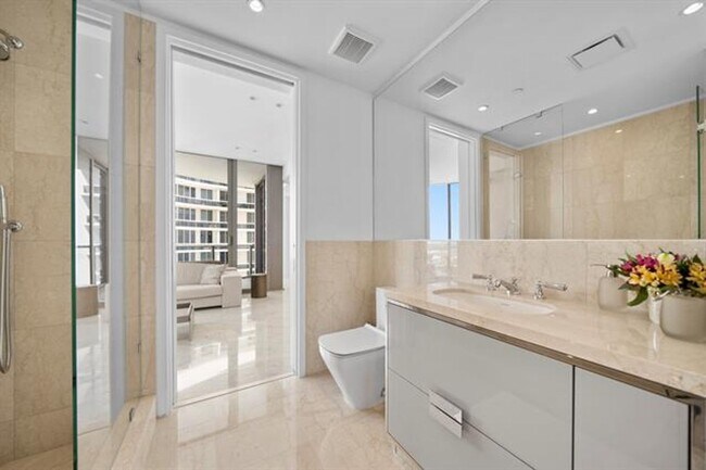 Building Photo - 15701 Collins Ave