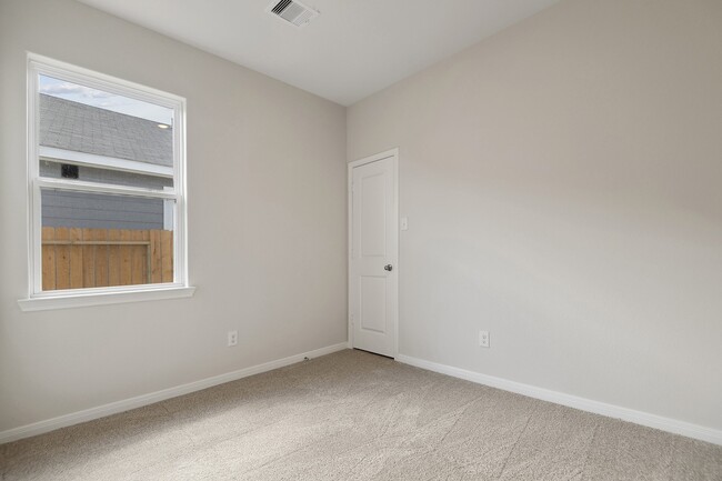 Building Photo - 15865 Berry Hl Dr