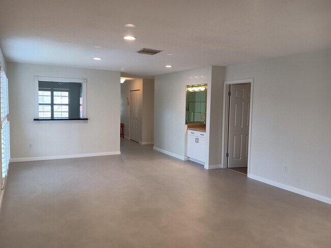 Building Photo - 8045 Eastlake Dr