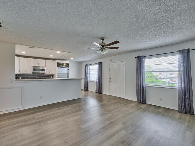 Building Photo - 227 Castlewood Dr