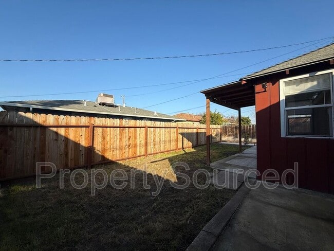 Building Photo - 632 Fir St