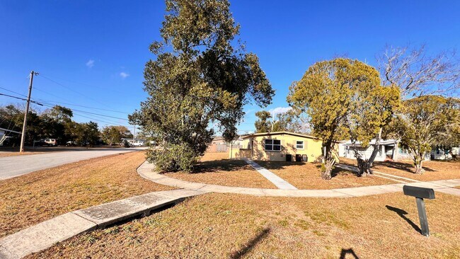 Building Photo - $300 off of a month of rent! Charming 3-Bedroom Home in Deltona! – Pets Welcome (Up to 30 lbs) – ...