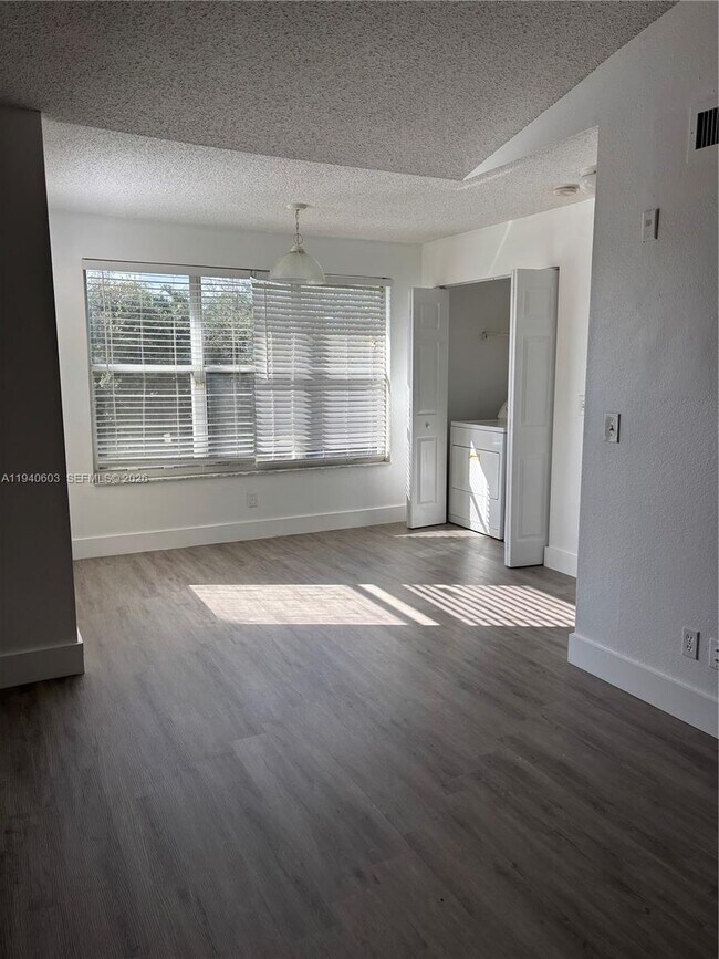 Building Photo - 457 Vista Isles Dr