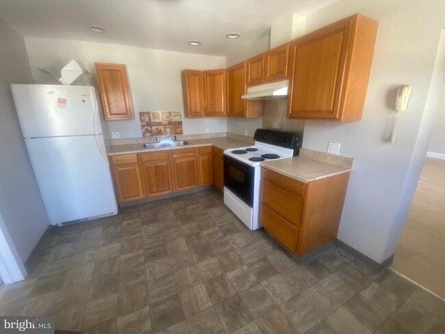 Building Photo - 131 Simpson St