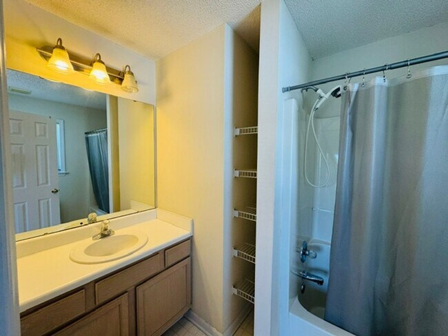 Building Photo - 2027 Turtle Point Dr